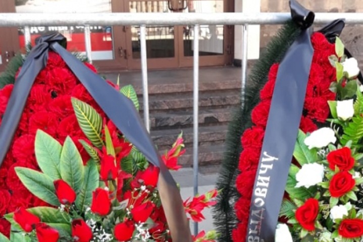 Зачем покупать ритуальные венки с лентой