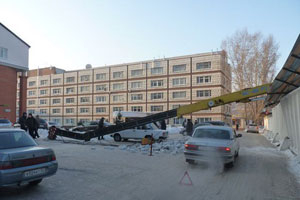 Автомобильный кран упал на проезжую часть в Барнауле, повредив капот «Волги»