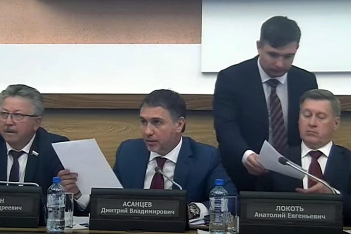 Новосибирский горсовет одобрил обращение в Госдуму о лишении мандатов тех, кто год не находится в РФ