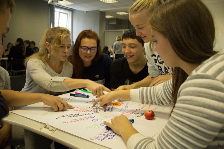 «Я могу побыть с ним ребенком»: как новосибирским подросткам без родителей помогают найти наставника