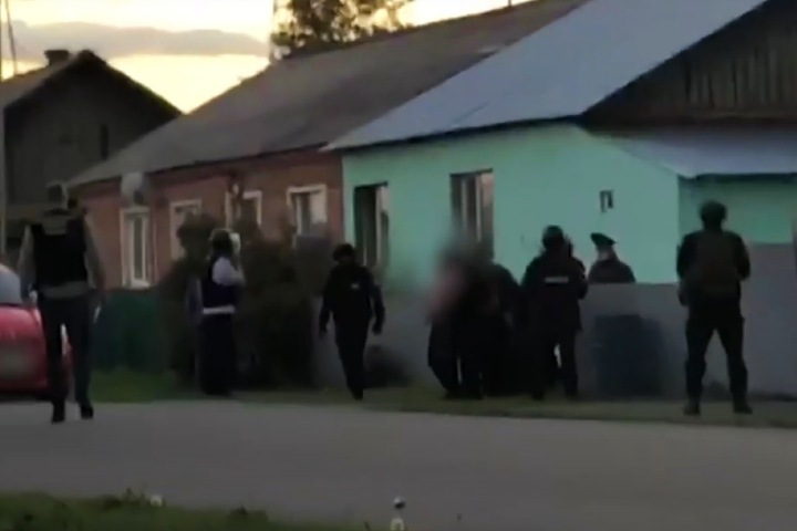 Пенсионер застрелил соседа и ранил сына в Кузбассе Пенсионер застрелил соседа и ранил сына в Кузбассе