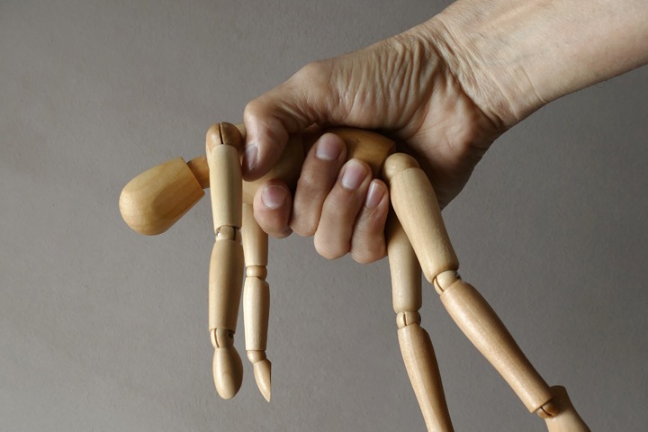 Житель Шелехова задушил подругу из-за беспорядка в квартире Житель Шелехова задушил подругу из-за беспорядка в квартире