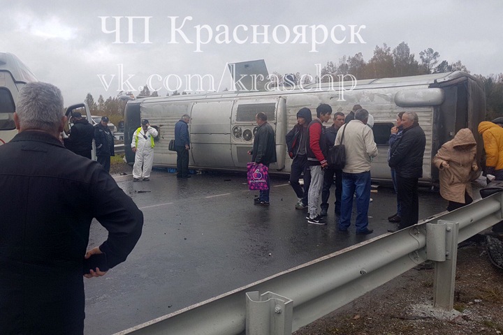 Рейсовый автобус перевернулся в Красноярском крае