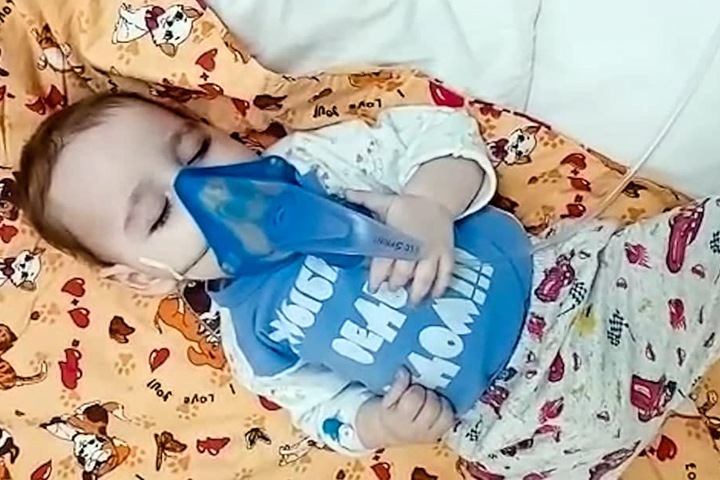 «Хотели стол накрыть на день рождения, в итоге — похороны»: почему в Красноярском крае умирают дети со СМА