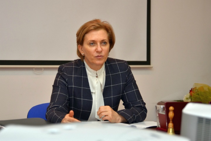 Роспотребнадзор обязал россиян носить маски в местах массового скопления людей