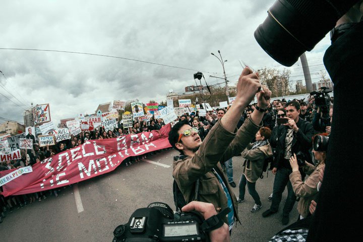 Сотрудники полиции задержали Артема Лоскутова после суда Сотрудники полиции задержали Артема Лоскутова после суда