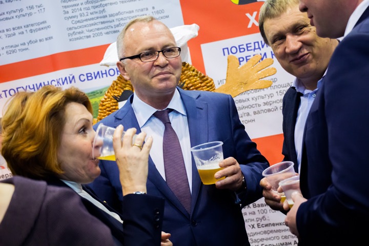 Травников поручил Знаткову провести трудовое соревнование колхозников Травников поручил Знаткову провести трудовое соревнование колхозников