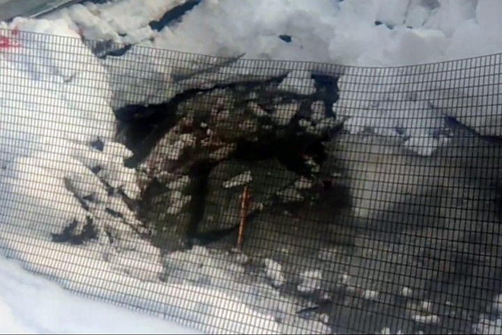 Жители Колывани объявили народный сход после гибели детей в вырытой коммунальщиками яме