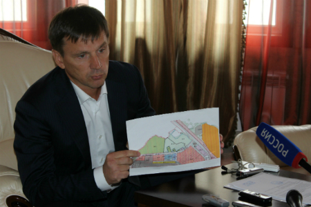 «Человек за 20 га платит 200 тысяч»: бердчане потребовали разорвать с Илющенко договор на аренду участков под «Сибирский Артек»