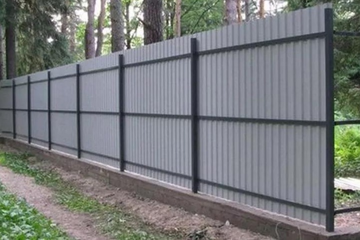 Заборы из профнастила