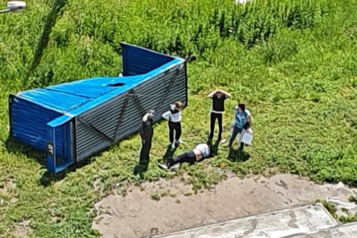 Остановка в Новосибирске упала во второй раз за две недели. Пострадал мужчина