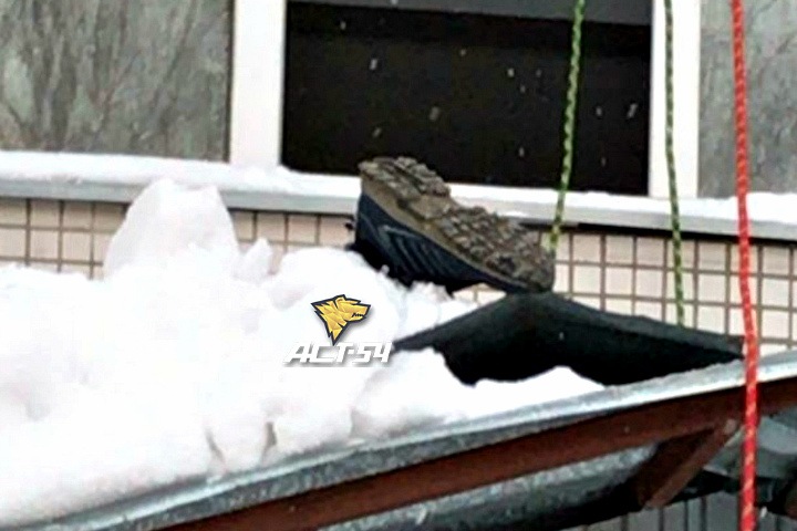 Мужчина выпал из окна в центре Новосибирска