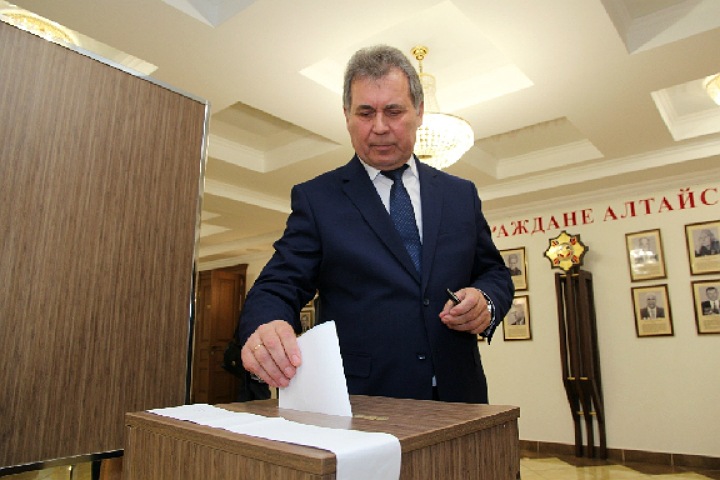 Алтайские и омские единороссы поменяли лидеров Алтайские и омские единороссы поменяли лидеров