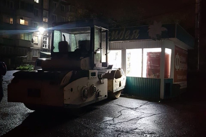 Девочки угнали каток в Ачинске и протаранили магазин