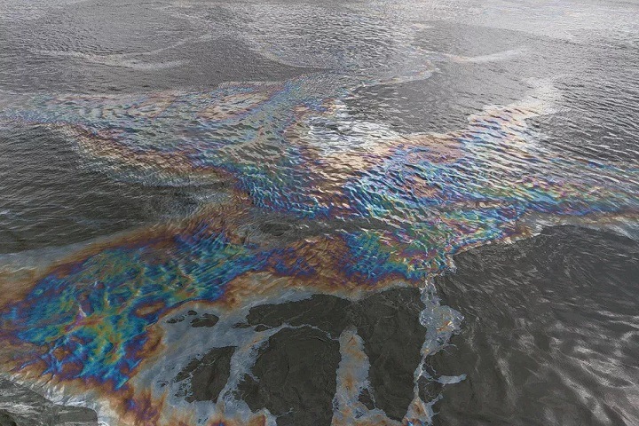 Около 500 литров топлива с баржи лесорубов вылилось в Ангару в Красноярском крае