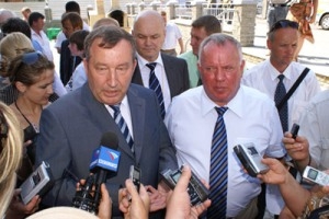 Карлин и Бердников договорились помогать таксистам в поездках из Барнаула в Чемал и обратно Карлин и Бердников договорились помогать таксистам в поездках из Барнаула в Чемал и обратно