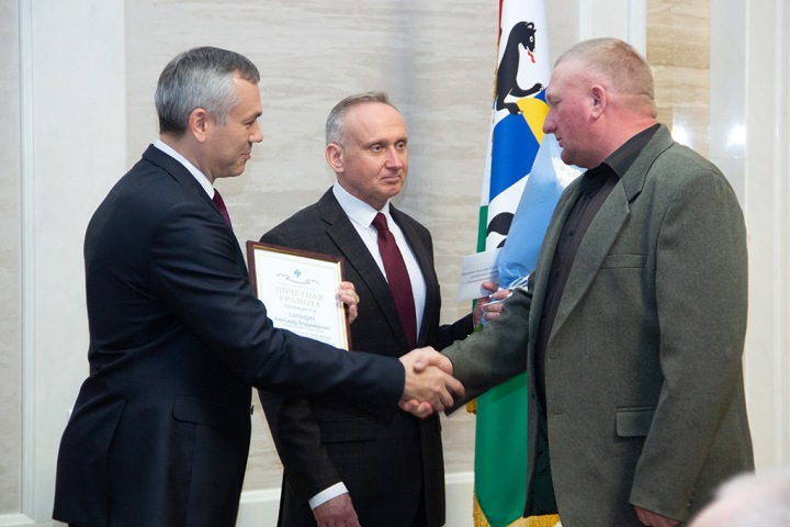 Травников вручил премии и машины лучшим аграриям 2018 года Травников вручил премии и машины лучшим аграриям 2018 года