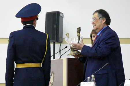 Ученые подарили Тулееву корабль Одиссея, чтобы он еще долго был капитаном Кузбасса