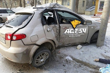 Машину после аварии в Новосибирске отбросило на пешеходов, одна женщина погибла