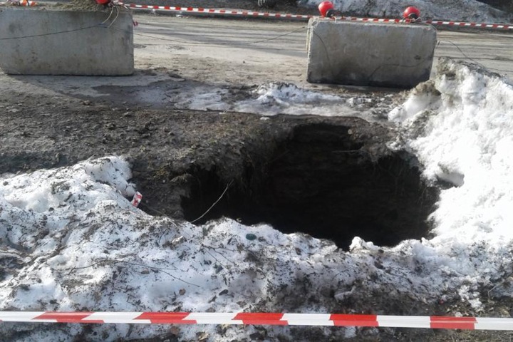 Канализация обрушилась в Бердске. Ремонт на этой улице проводился в 2018 году