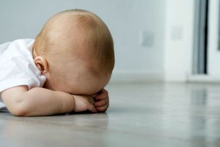 Супругам из Омской области ограничили свободу за смерть сына, которого они напоили спиртом и антидепрессантами 