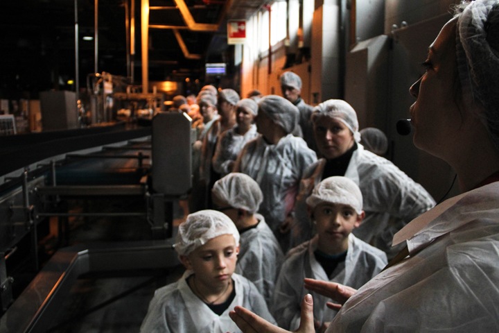 Мы должны научиться существовать вместе: особым детям показали производство колы