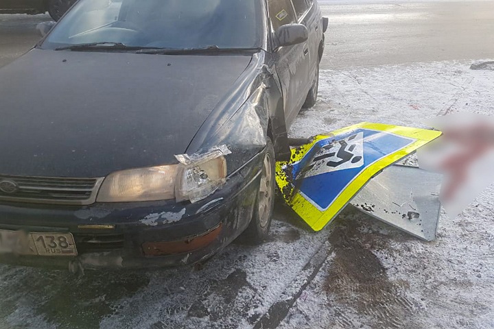 Автомобиль сбил двух школьниц на тротуаре в Иркутской области