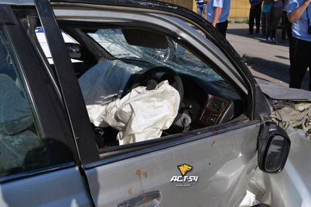 Сбежавшего водителя иномарки обвинили в наезде на детей в Новосибирске Сбежавшего водителя иномарки обвинили в наезде на детей в Новосибирске