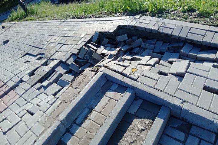 Плитка на новосибирской набережной провалилась после ночного дождя Плитка на новосибирской набережной провалилась после ночного дождя