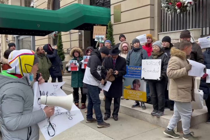 Митинг с требованием освободить бурятскую общественницу прошел у российской дипмиссии в Нью-Йорке