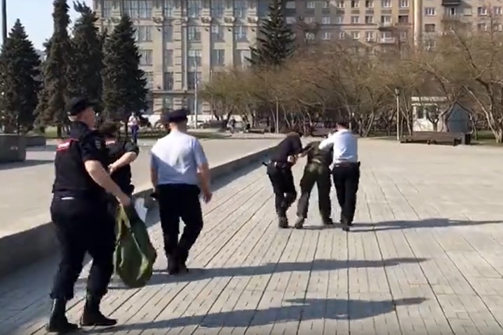 Пикет против Путина, гражданство СССР и покупка наркотиков: за какие нарушения самоизоляции штрафуют сибиряков