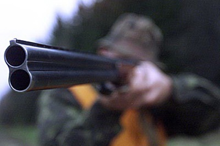 Расстрелянный во время застолья мужчина продолжил пить и умер на Алтае