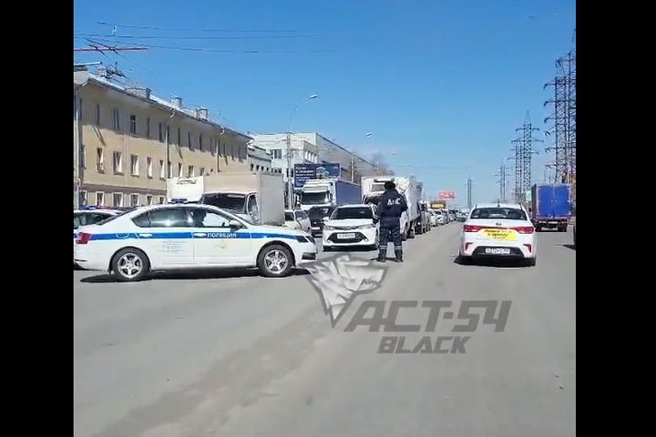 Мост перекрыли в Новосибирске из-за погони за КамАЗом Мост перекрыли в Новосибирске из-за погони за КамАЗом