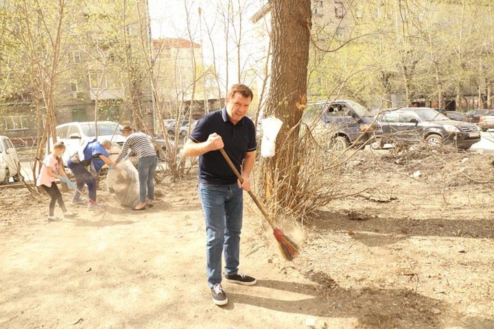 Новосибирские депутаты провели субботники у больниц и поликлиник