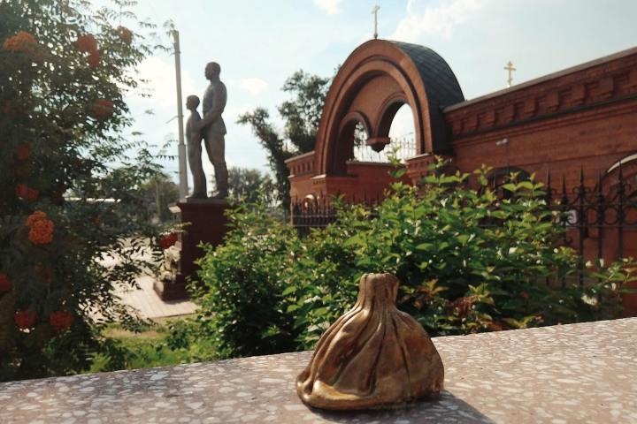 Новосибирский художник установил гипсовую «хинкалину» у памятника Николаю II