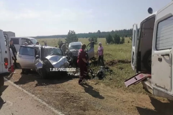 Трое человек погибли в ДТП на Алтае Трое человек погибли в ДТП на Алтае
