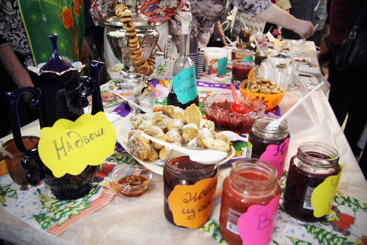 Около 800 человек участвовали в Первом сибирском фестивале варенья (видео) Около 800 человек участвовали в Первом сибирском фестивале варенья (видео)