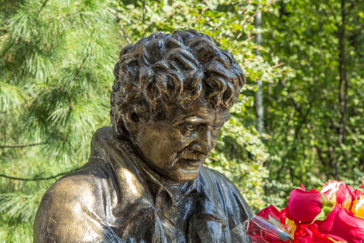 Памятник Шило открыли в Новосибирском зоопарке