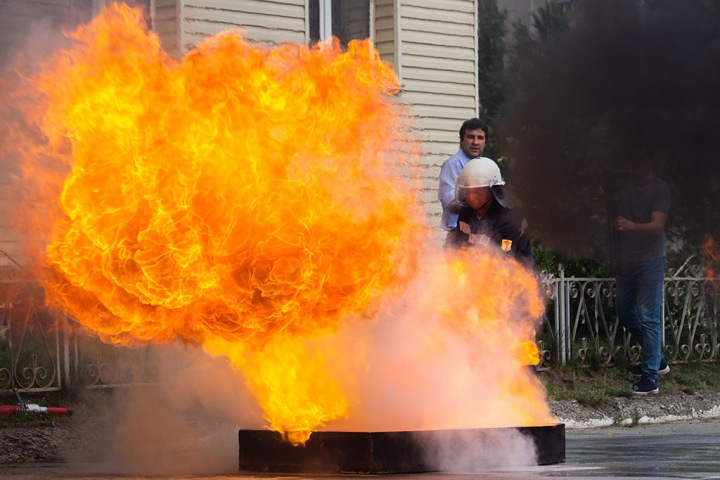 Работники новосибирского метро потушили огонь. Фото Работники новосибирского метро потушили огонь. Фото