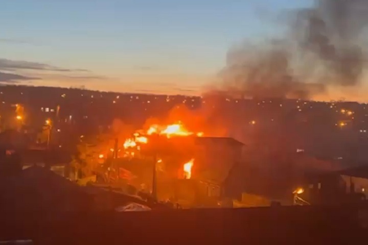 Самолет Су-30 упал на жилой дом в Иркутске во время испытательного полета