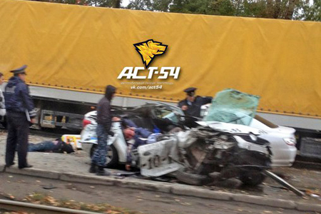 Пассажиры выпали из такси в Новосибирске и погибли под колесами другой машины Пассажиры выпали из такси в Новосибирске и погибли под колесами другой машины