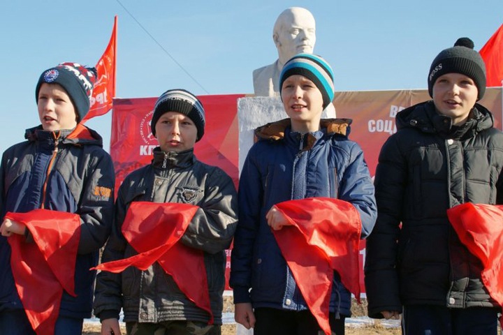 Памятник Ленину со свалки установили к 100-летию революции в Бурятии