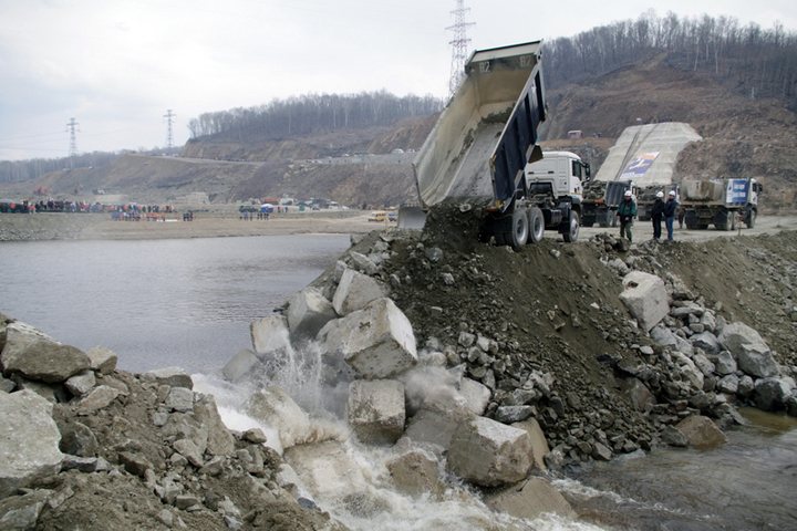 Гидростроители перекрыли реку в створе Нижне-Бурейской ГЭС Гидростроители перекрыли реку в створе Нижне-Бурейской ГЭС