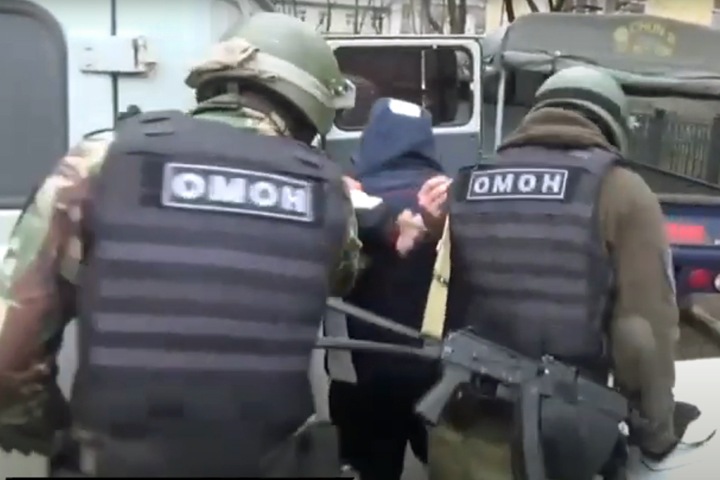 Двоих иркутян задержали с ОМОНом за портреты нацистов через год после «Бессмертного полка» Двоих иркутян задержали с ОМОНом за портреты нацистов через год после «Бессмертного полка»