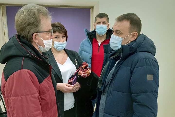 Депутаты пожелали ответственному за строительство ЛДС новосибирскому министру получить награду «не посмертно» Депутаты пожелали ответственному за строительство ЛДС новосибирскому министру получить награду «не посмертно»