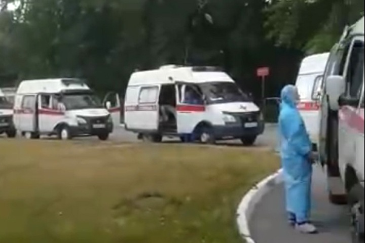 Коронавирус в Новосибирске: очереди «скорых» и пациенты в коридорах Коронавирус в Новосибирске: очереди «скорых» и пациенты в коридорах