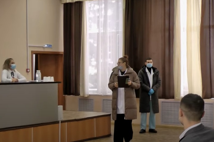 Психиатрическая бригада приехала за оппозиционным депутатом на сессию райсовета под Новосибирском Психиатрическая бригада приехала за оппозиционным депутатом на сессию райсовета под Новосибирском