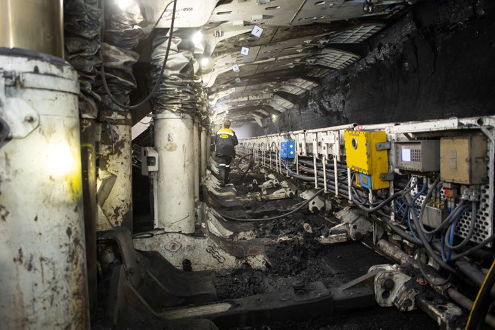 Кузбасские горняки оказались под завалом после аварии на шахте