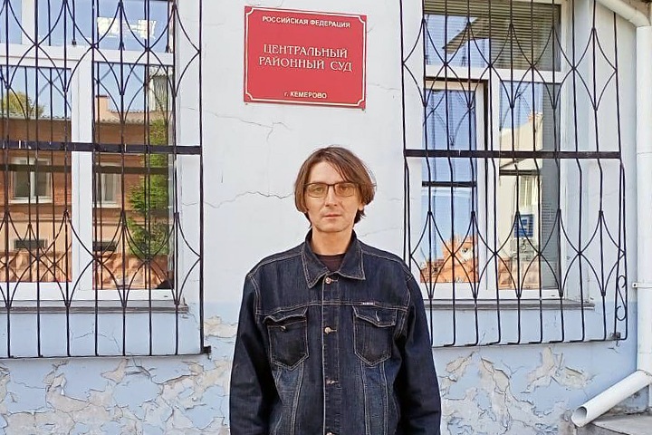 Сотрудники центра «Э» и студенты: как проходит первый суд над российским журналистом по делу о «фейках» про армию