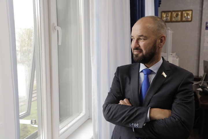 Разбившийся в ДТП на мотоцикле новосибирский депутат вышел из комы